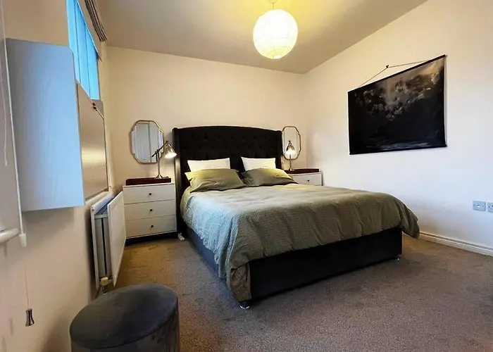 Snug House - Dromore Village - Lagan River View