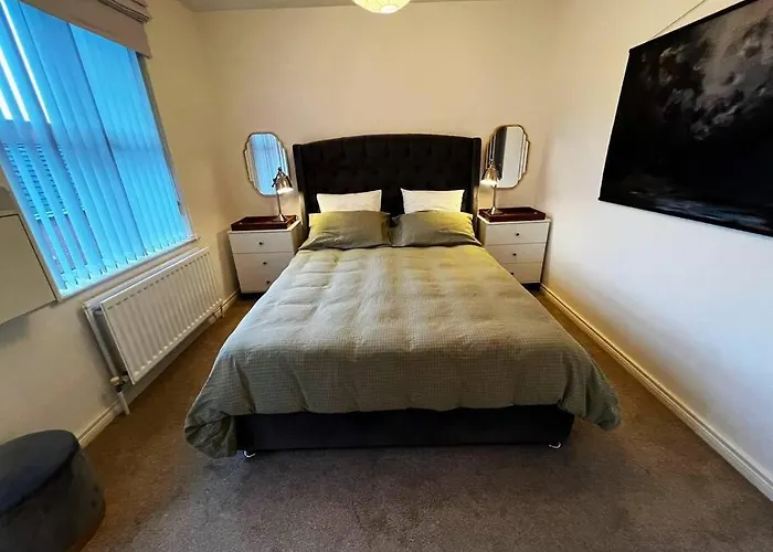 Snug House - Dromore Village - Lagan River View